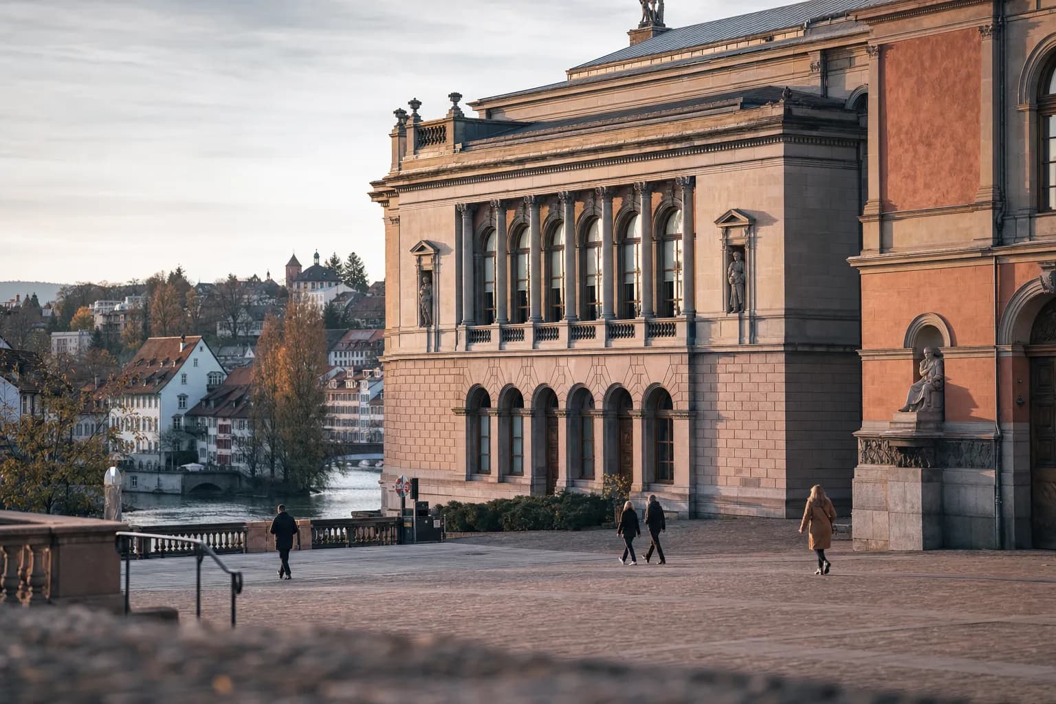 Das klassizistische Grossratsgebäude in Aarau, dem Hauptort des Kantons Aargau, mit der Altstadt und der Aare dahinter