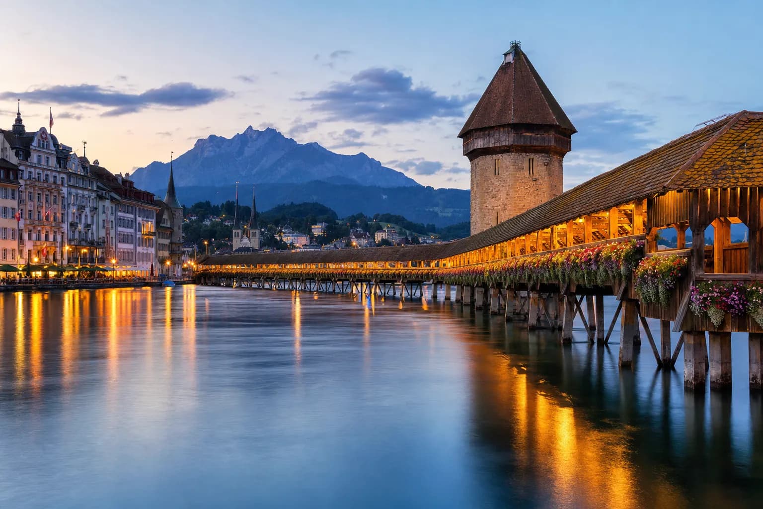Le pont de la Chapelle et la tour de l'Eau à Lucerne à l'heure bleue, avec le Pilate derrière le lac