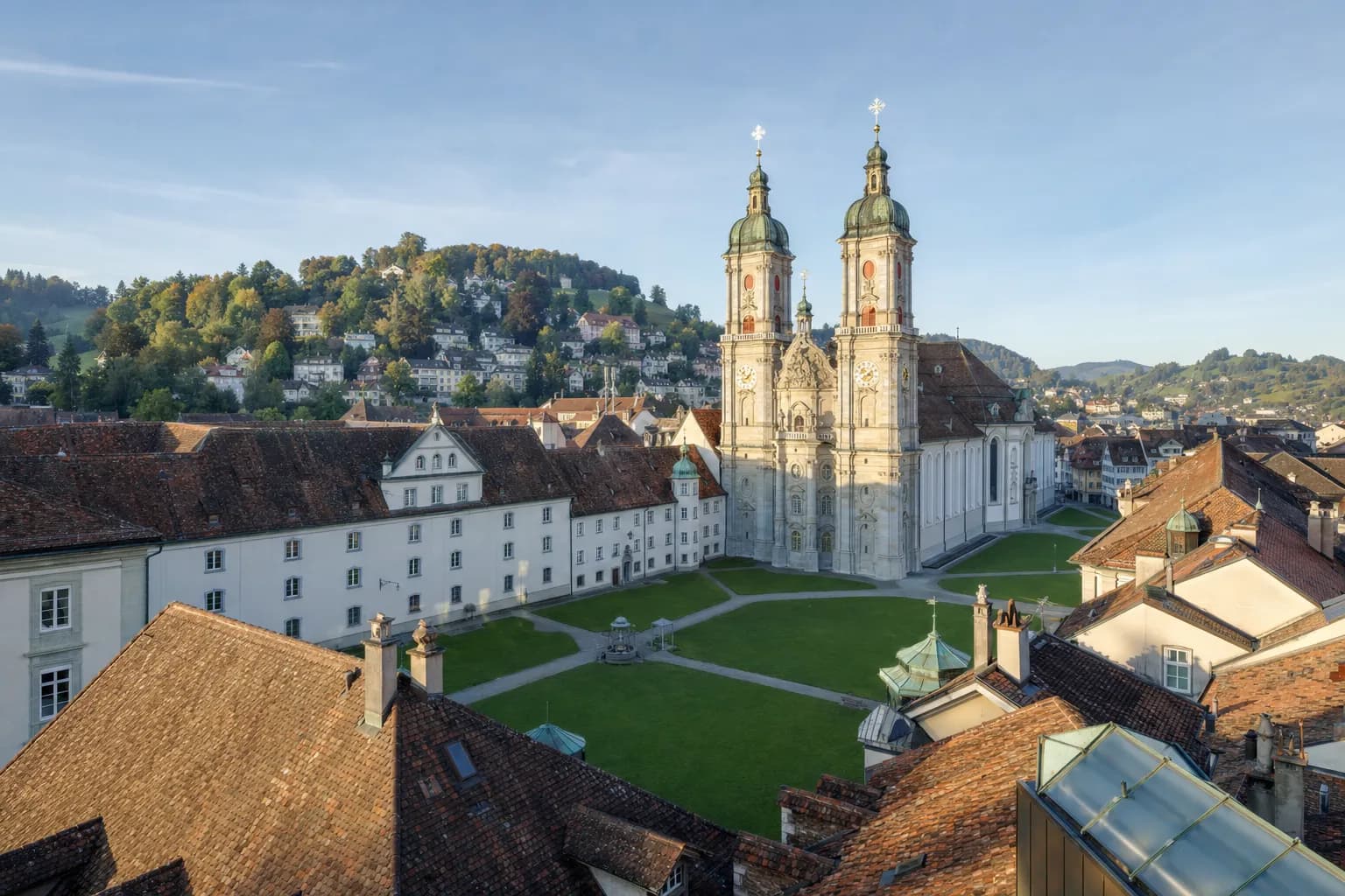 Der barocke Stiftsbezirk von St. Gallen mit den Doppeltürmen der Kathedrale über dem grünen Hof