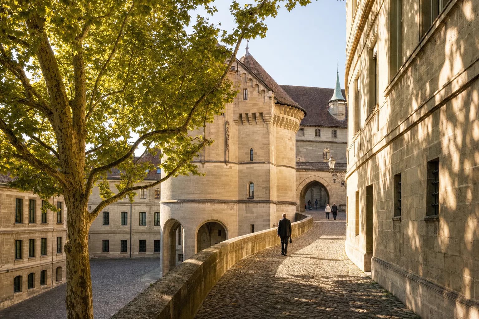La rampe pavée et la Tour Baudet à l'Hôtel de Ville dans la vieille ville de Genève