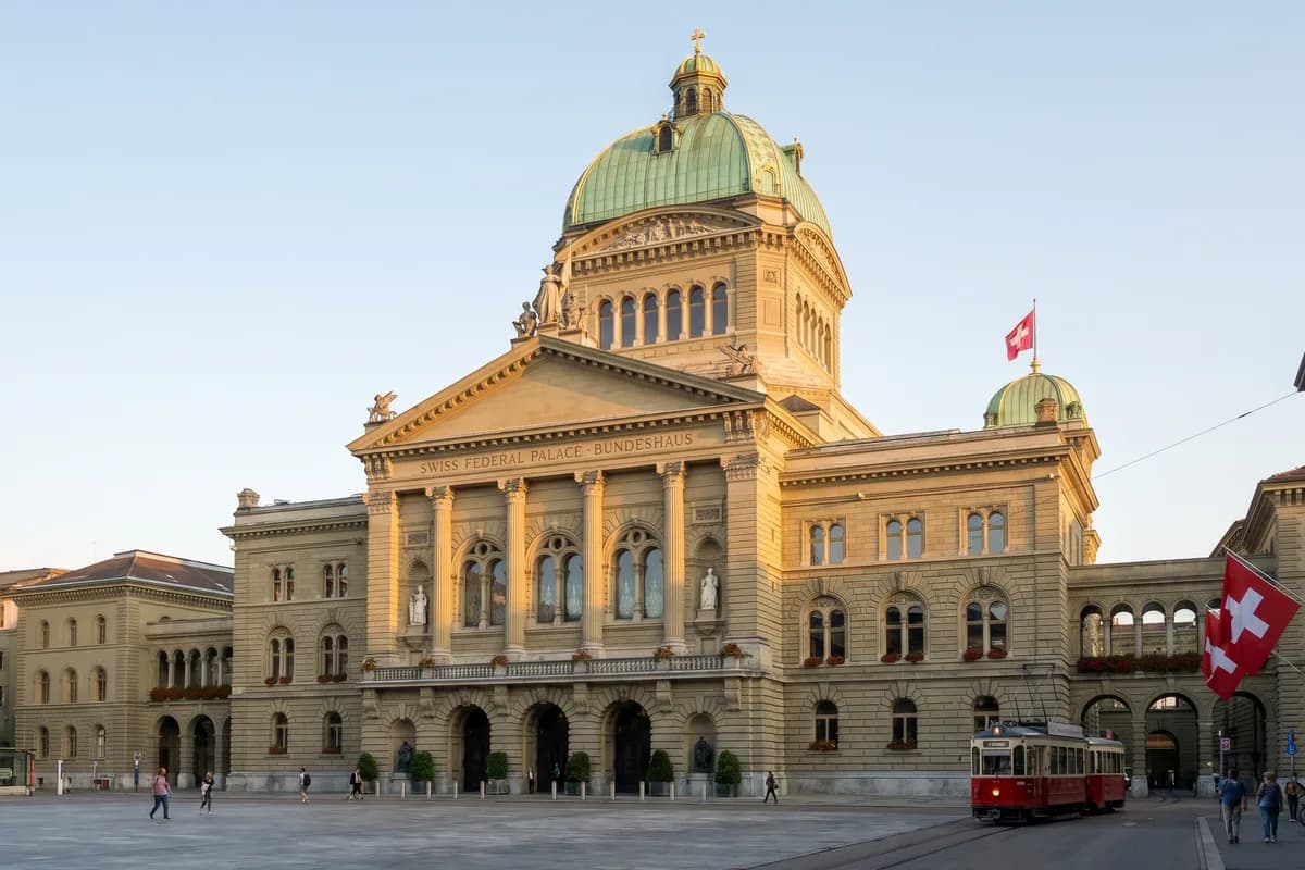 Schaubild des politischen Systems der Schweiz: Staatsebenen, drei Staatsgewalten und die zwei Parlamentskammern